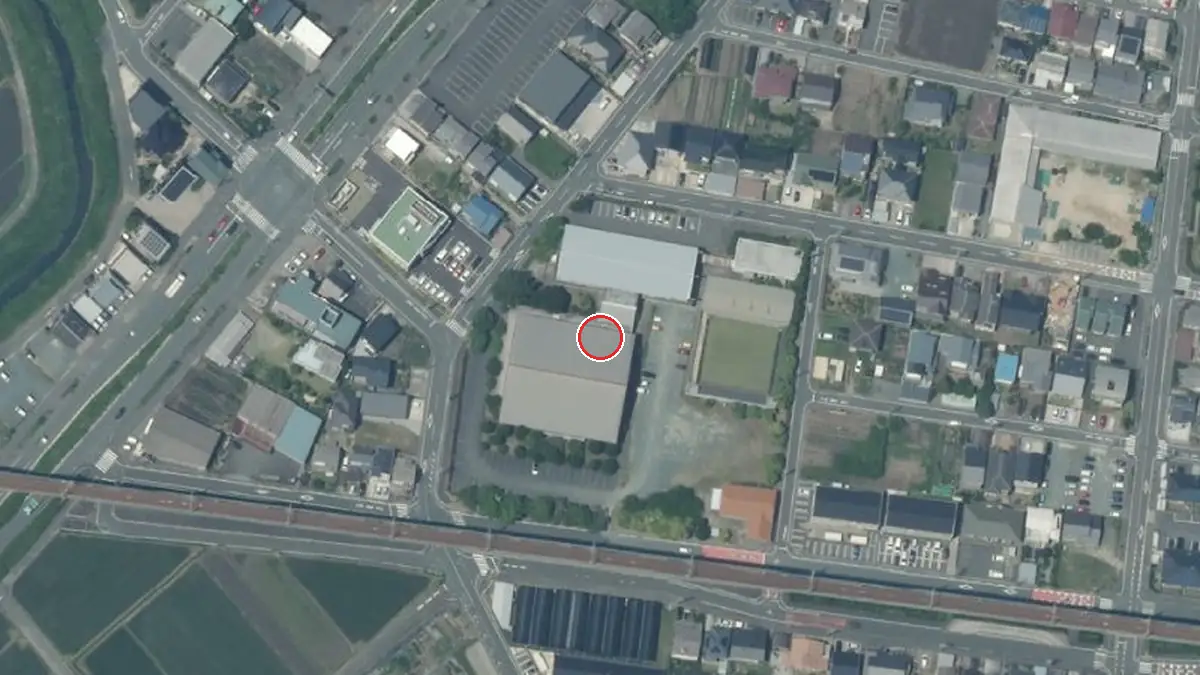 上空から見た豊川市武道館（中心の赤い輪が会場の位置）
