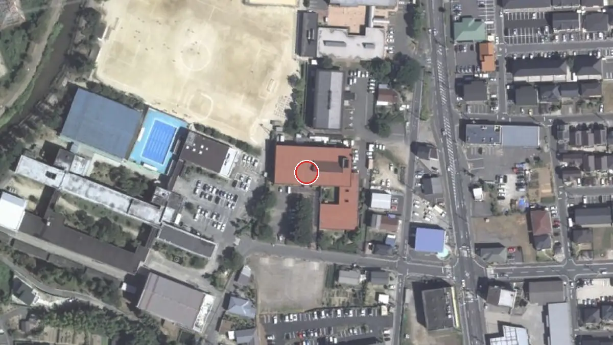上空から見た東浦町勤労福祉会館（中心の赤い輪が会場の位置）