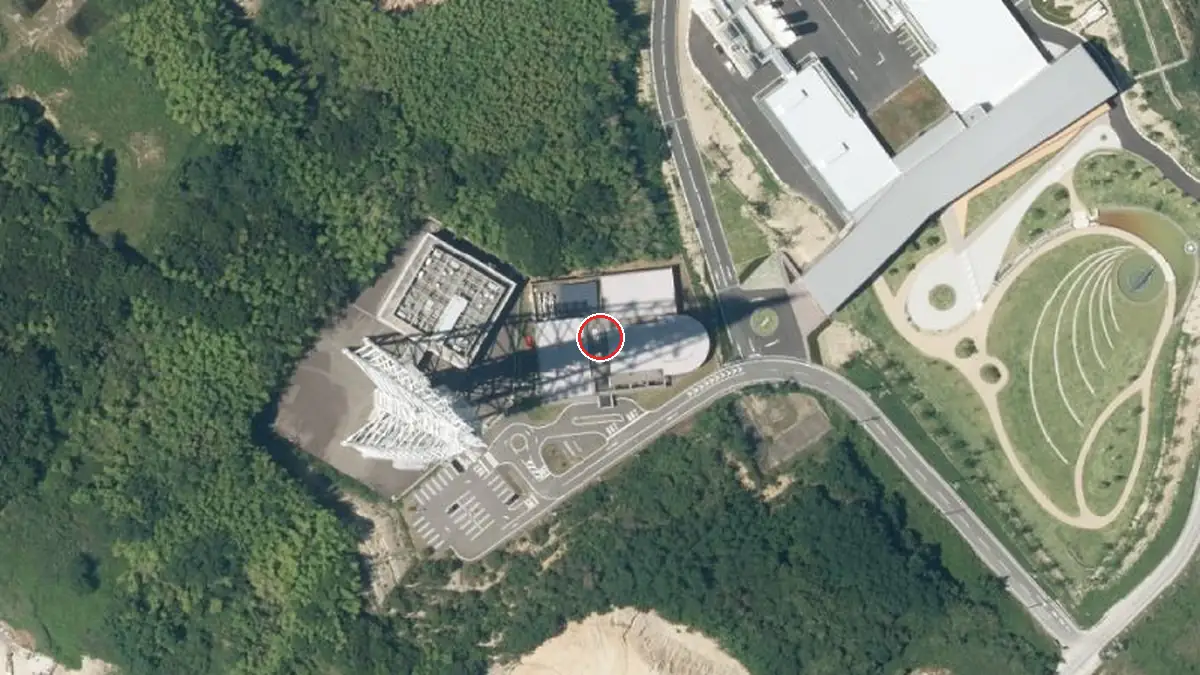 上空から見た瀬戸市デジタルリサーチパークセンター（中心の赤い輪が会場の位置）