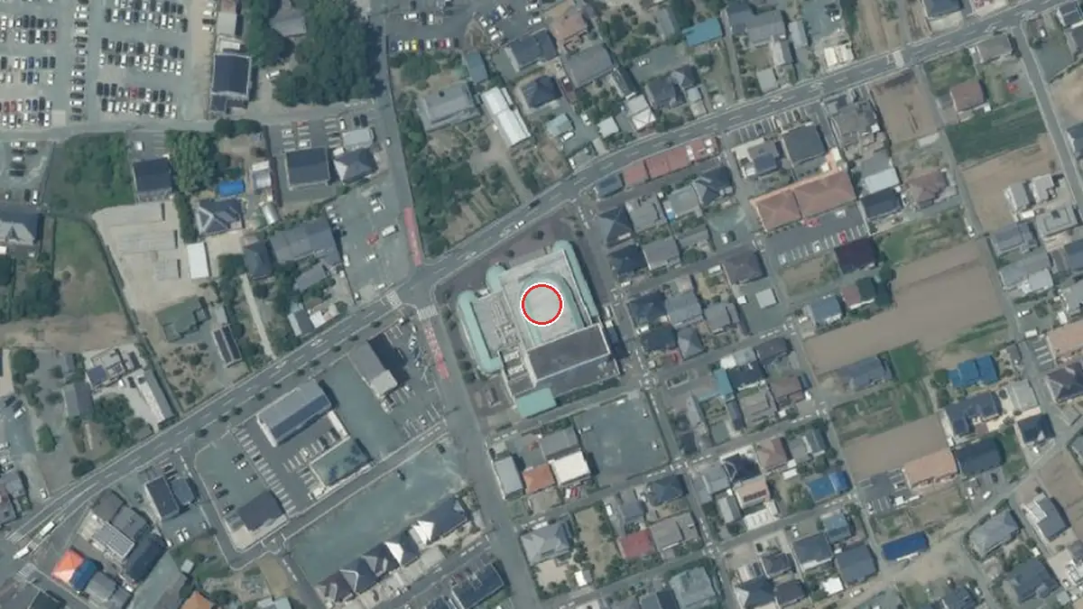 上空から見た豊川市小坂井文化会館（フロイデンホール）（中心の赤い輪が会場の位置）