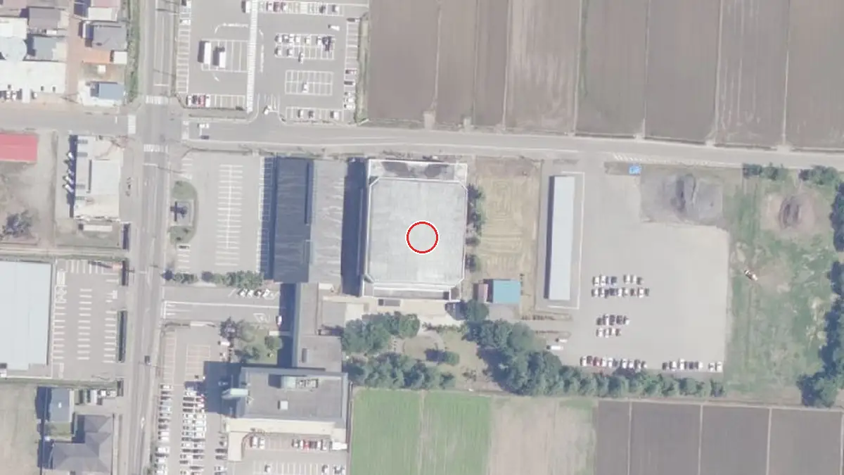 上空から見た羽後町総合体育館(羽後アリーナ)（中心の赤い輪が会場の位置）