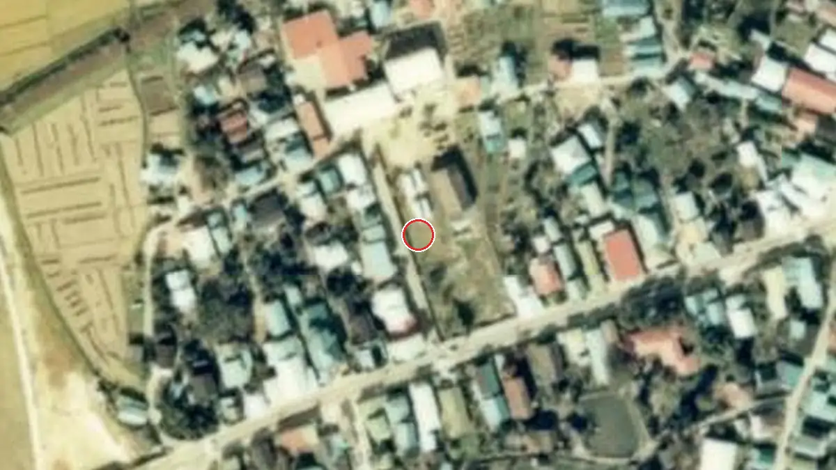 上空から見た雄勝文化会館（中心の赤い輪が会場の位置）