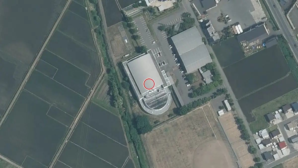 上空から見た河西体育センター（中心の赤い輪が会場の位置）