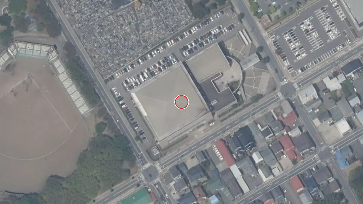 上空から見た十和田市総合体育センター（中心の赤い輪が会場の位置）