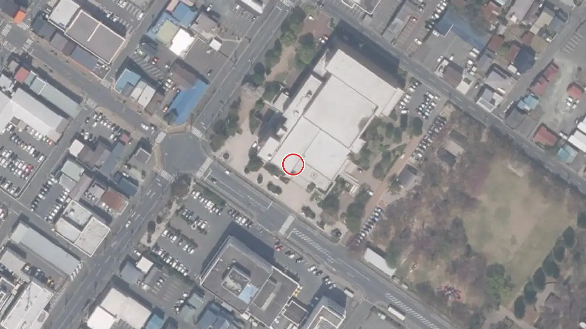 上空から見た三沢市公会堂（中心の赤い輪が会場の位置）