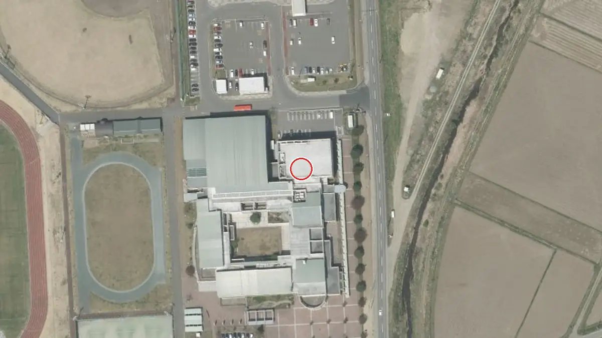上空から見た楽楽ホール（中心の赤い輪が会場の位置）