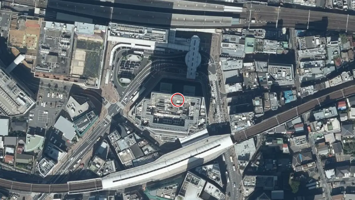 上空から見た船橋市民文化創造館きららHall（中心の赤い輪が会場の位置）