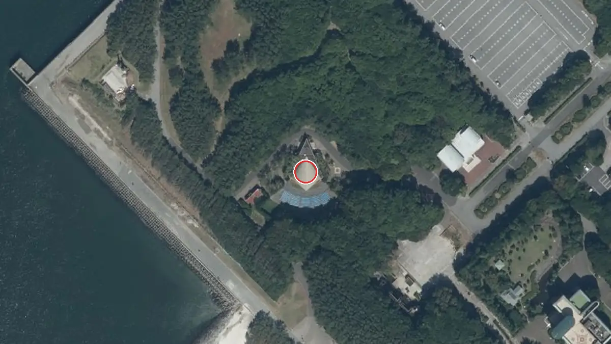 上空から見た稲毛海浜公園 野外音楽堂（中心の赤い輪が会場の位置）