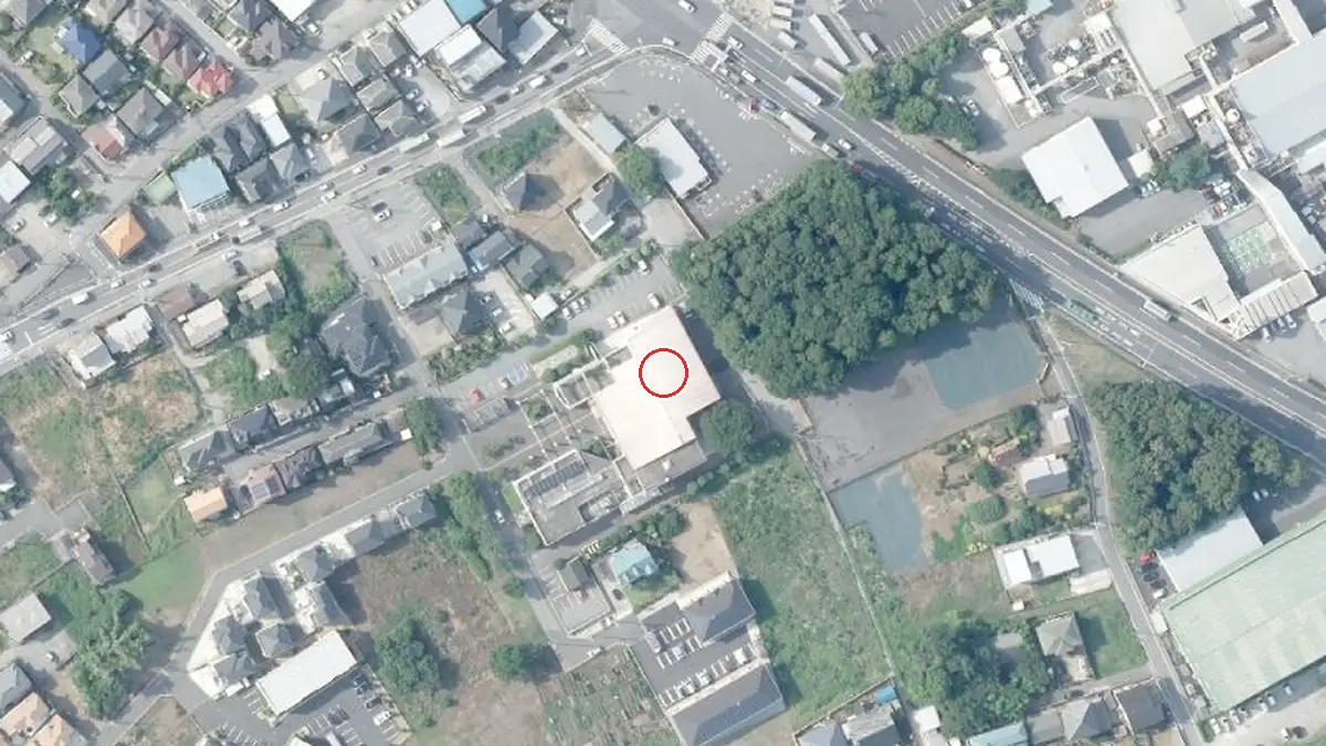 上空から見た野田市 南コミュニティ会館（中心の赤い輪が会場の位置）