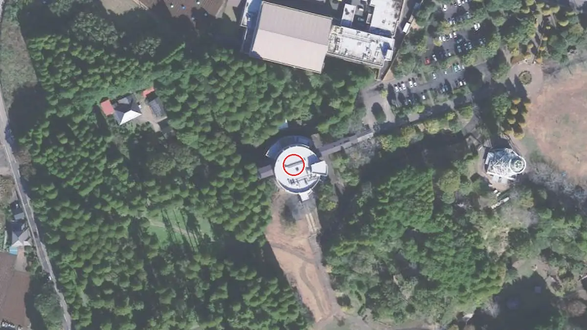 上空から見たさんぶの森文化ホール（中心の赤い輪が会場の位置）