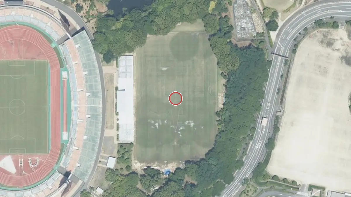 上空から見た愛媛県総合運動公園球技場（中心の赤い輪が会場の位置）
