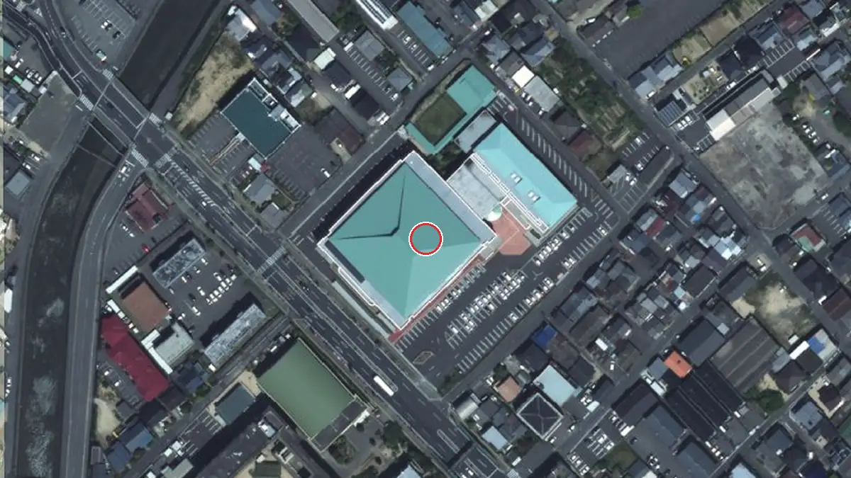 上空から見た今治市営中央体育館（中心の赤い輪が会場の位置）