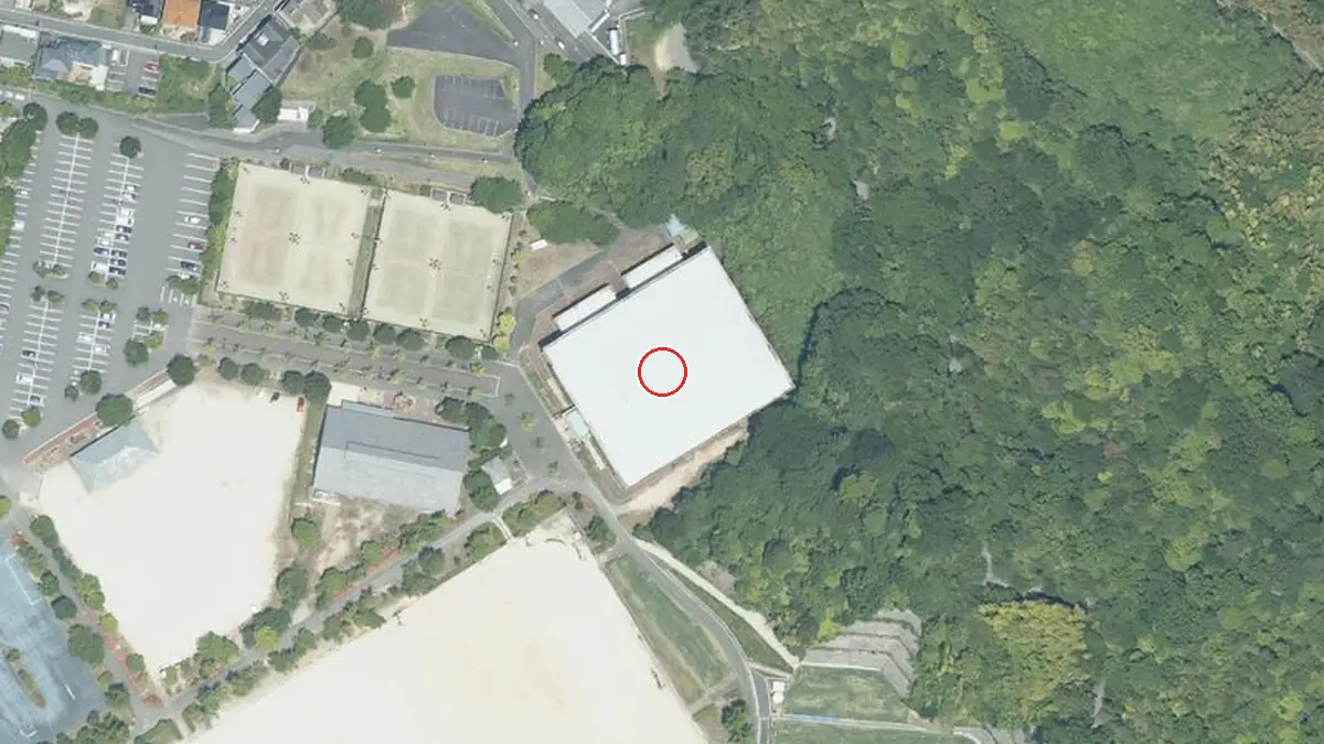 上空から見た砥部町 陶街道ゆとり公園 体育館（中心の赤い輪が会場の位置）