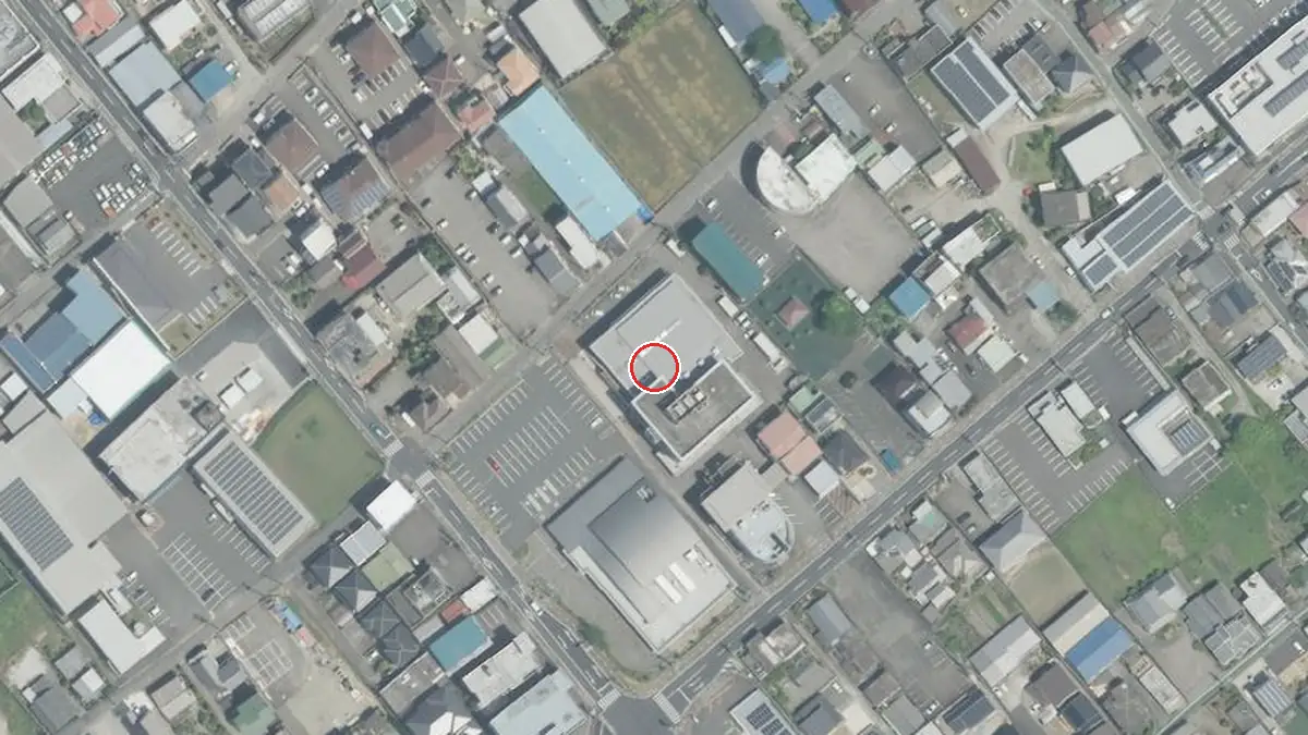 上空から見た川之江文化センター（中心の赤い輪が会場の位置）