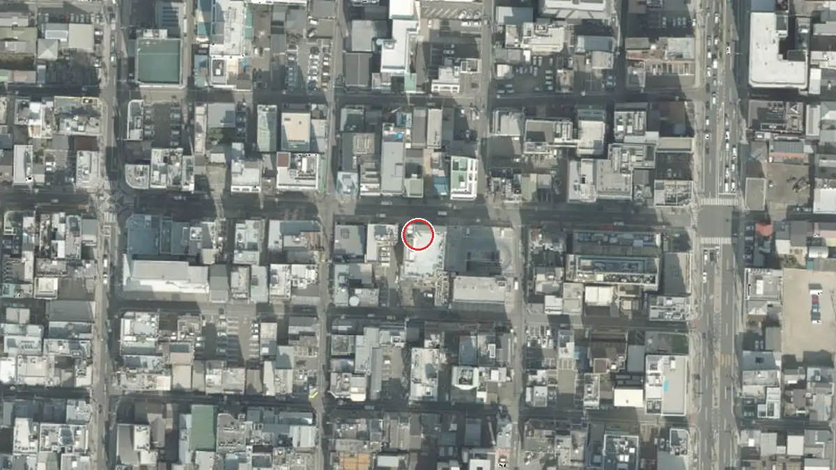 上空から見たLive Restaurant 風来坊 Matsuyama（中心の赤い輪が会場の位置）
