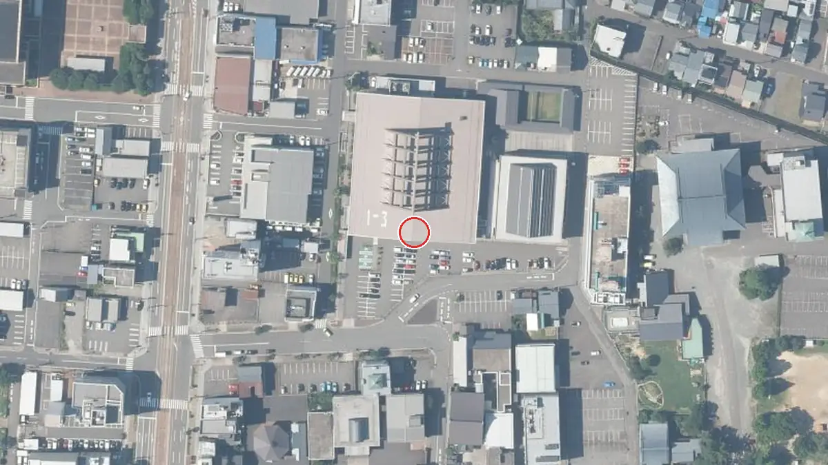 上空から見た福井市体育館（中心の赤い輪が会場の位置）