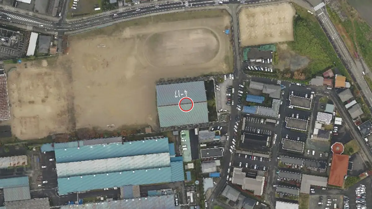 上空から見た小浜市民体育館（中心の赤い輪が会場の位置）