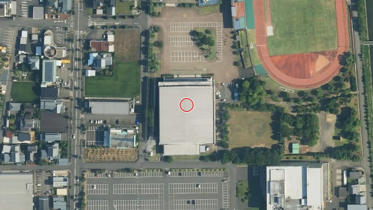 上空から見た鯖江市 総合体育館（中心の赤い輪が会場の位置）