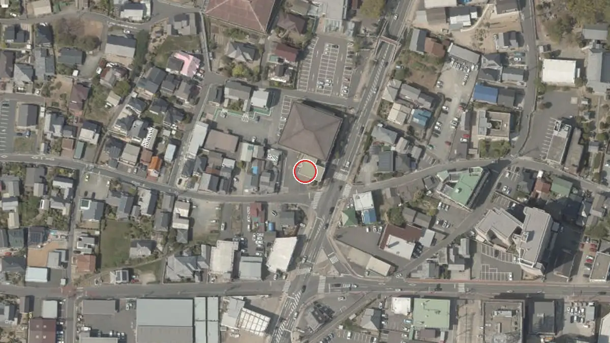 上空から見た福間体育センター（中心の赤い輪が会場の位置）