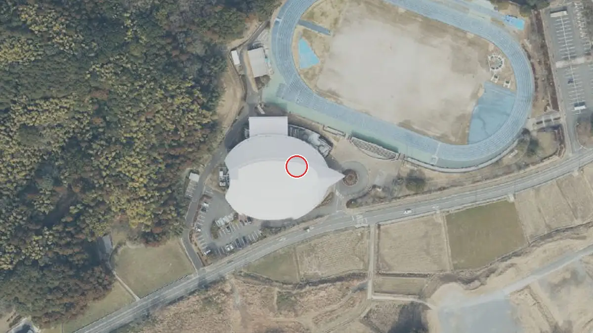 上空から見た嘉穂総合体育館（中心の赤い輪が会場の位置）