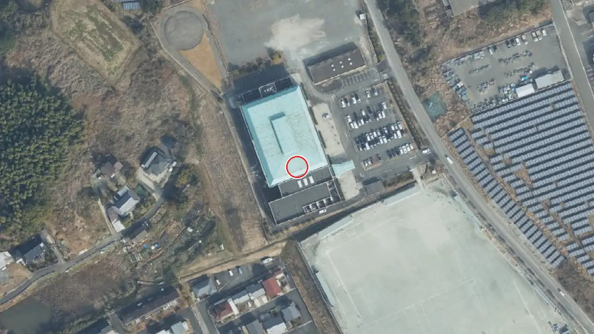 上空から見た桂川町総合体育館（中心の赤い輪が会場の位置）