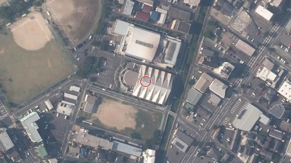 上空から見た北九州市小倉北体育館（中心の赤い輪が会場の位置）