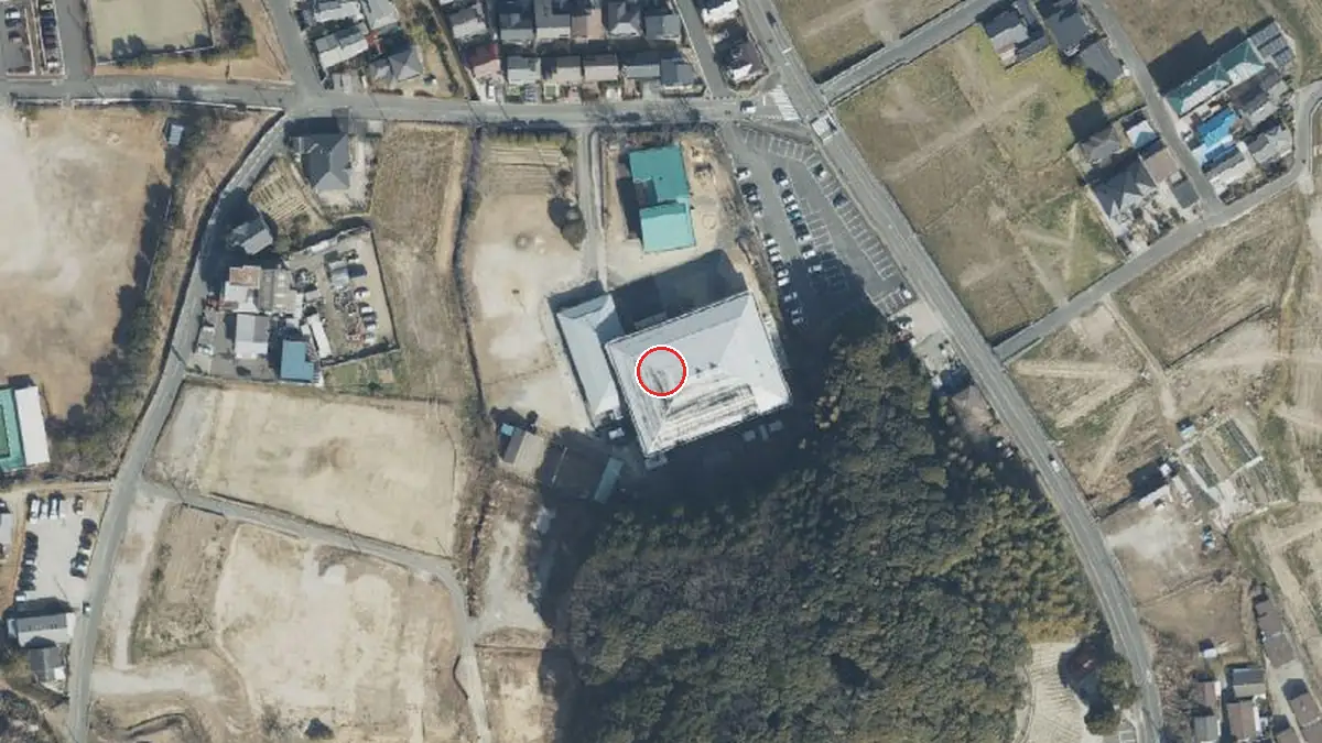 上空から見た那珂川市市民体育館（中心の赤い輪が会場の位置）