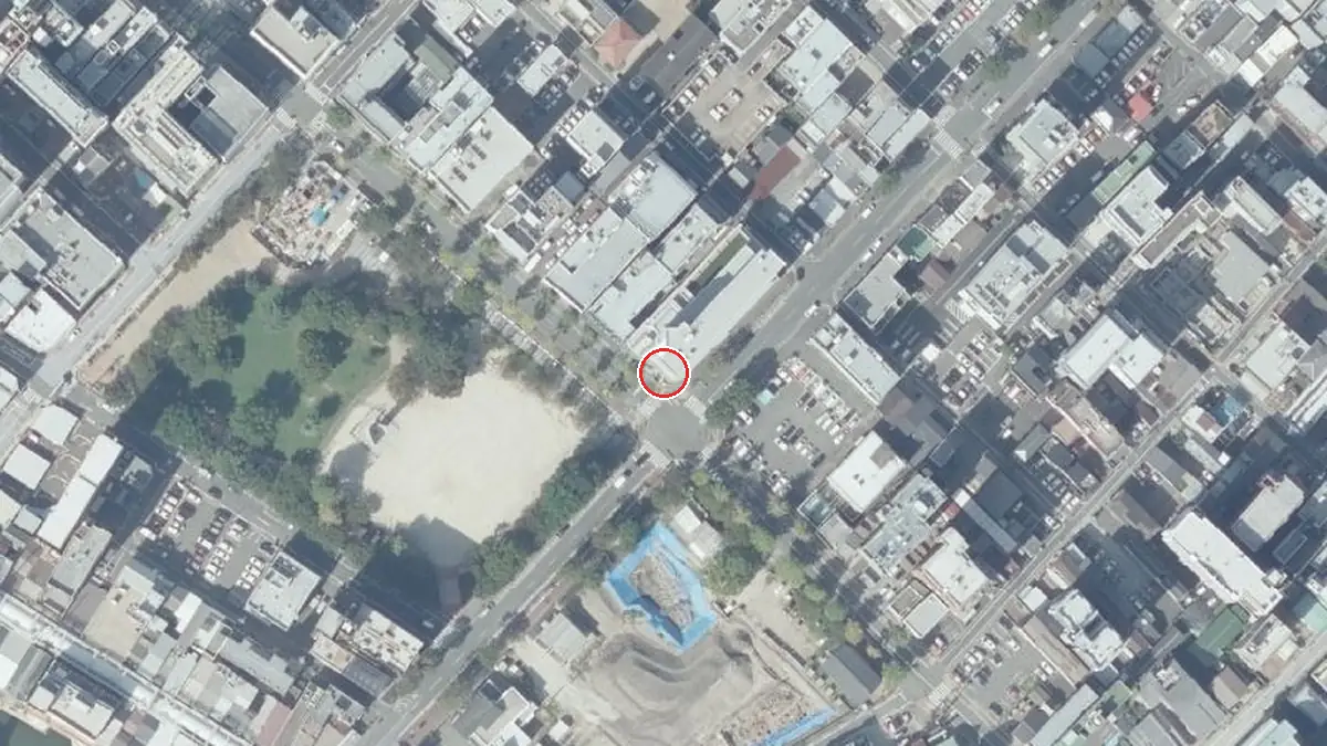 上空から見た福岡市国際会館（中心の赤い輪が会場の位置）