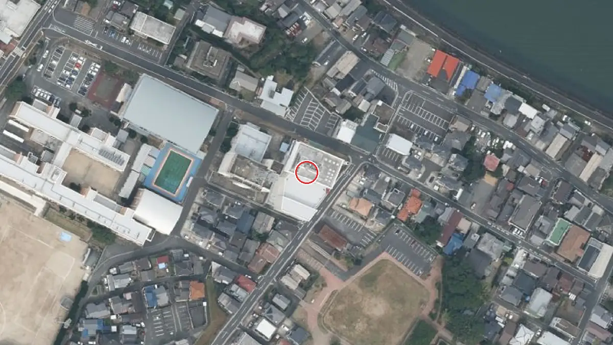 上空から見た芦屋町民会館（中心の赤い輪が会場の位置）