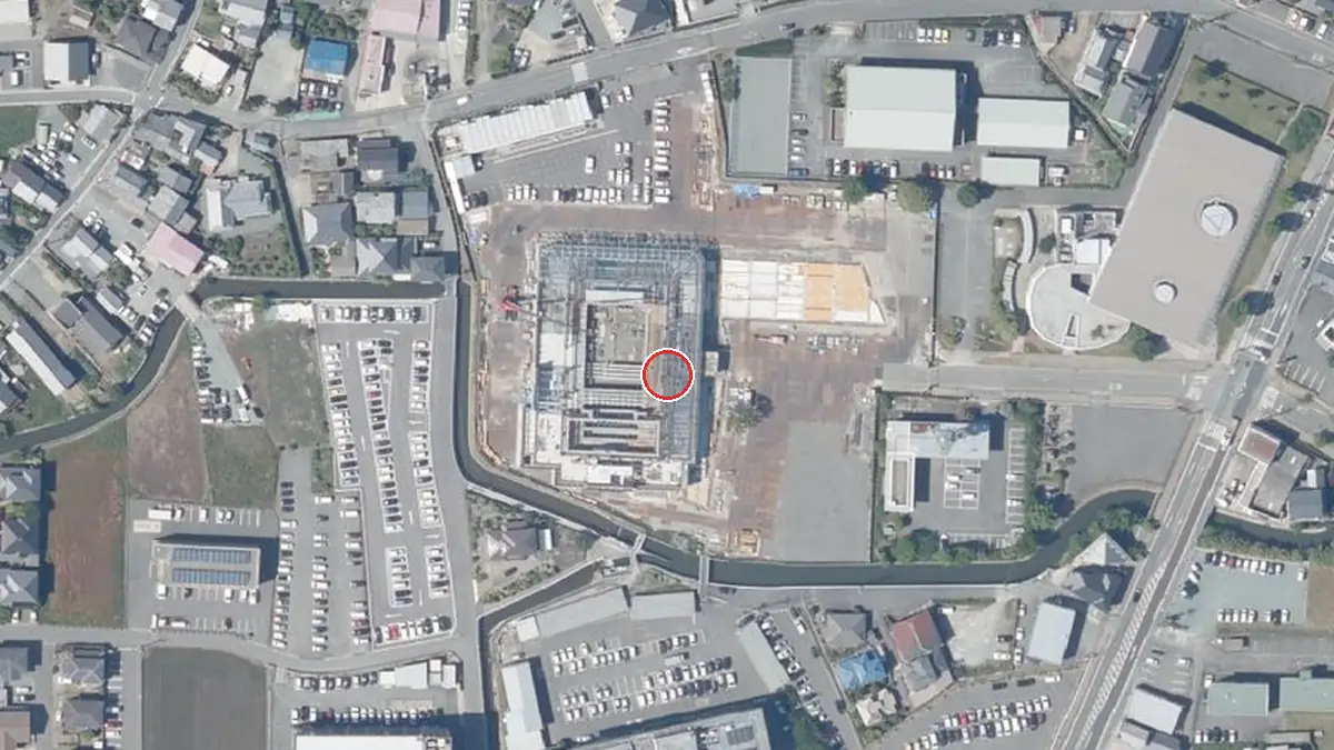 上空から見たみやま市総合市民センター（中心の赤い輪が会場の位置）