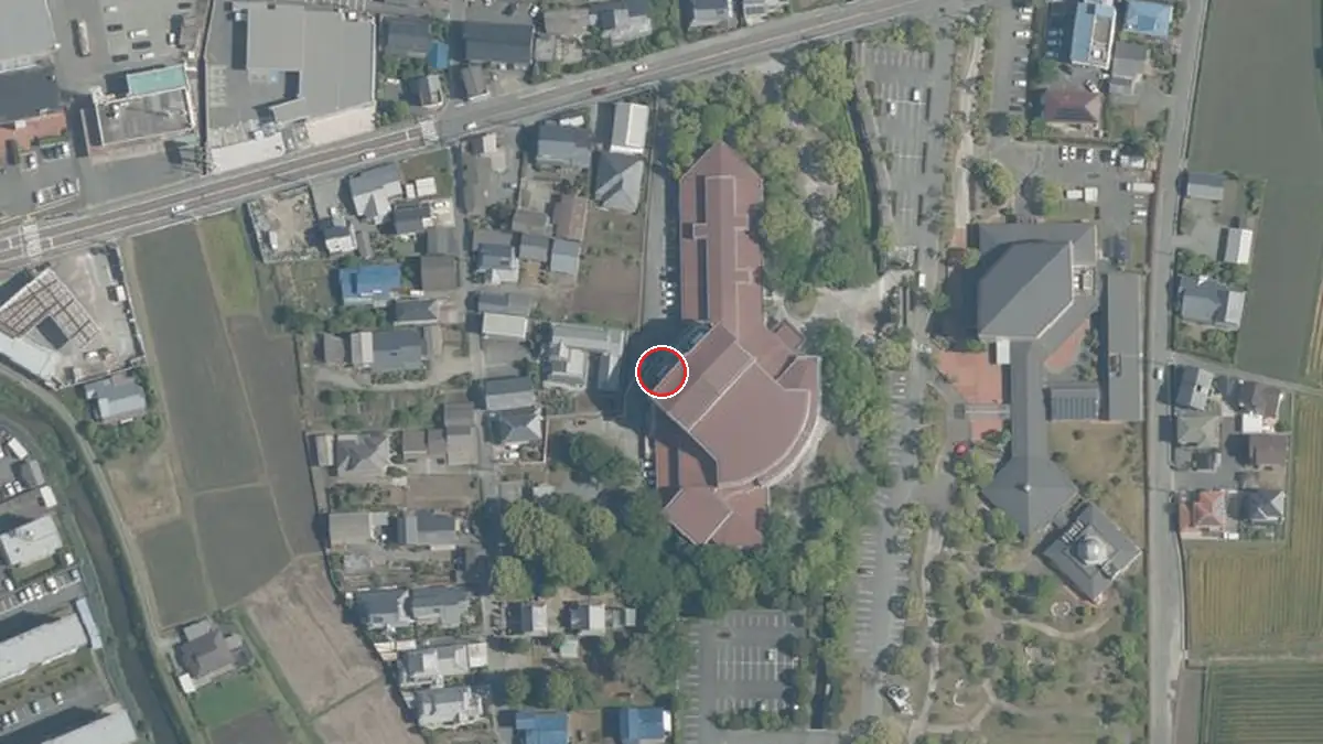 上空から見た小郡市文化会館（中心の赤い輪が会場の位置）
