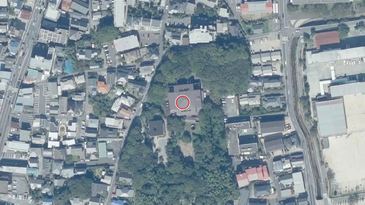 上空から見た末永文化センター（中心の赤い輪が会場の位置）