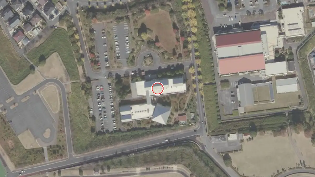 上空から見た田川市民会館（中心の赤い輪が会場の位置）