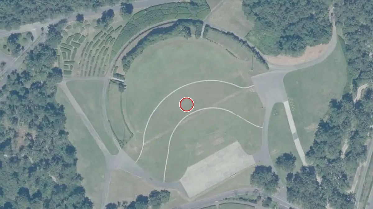 上空から見た海の中道海浜公園 野外劇場（中心の赤い輪が会場の位置）