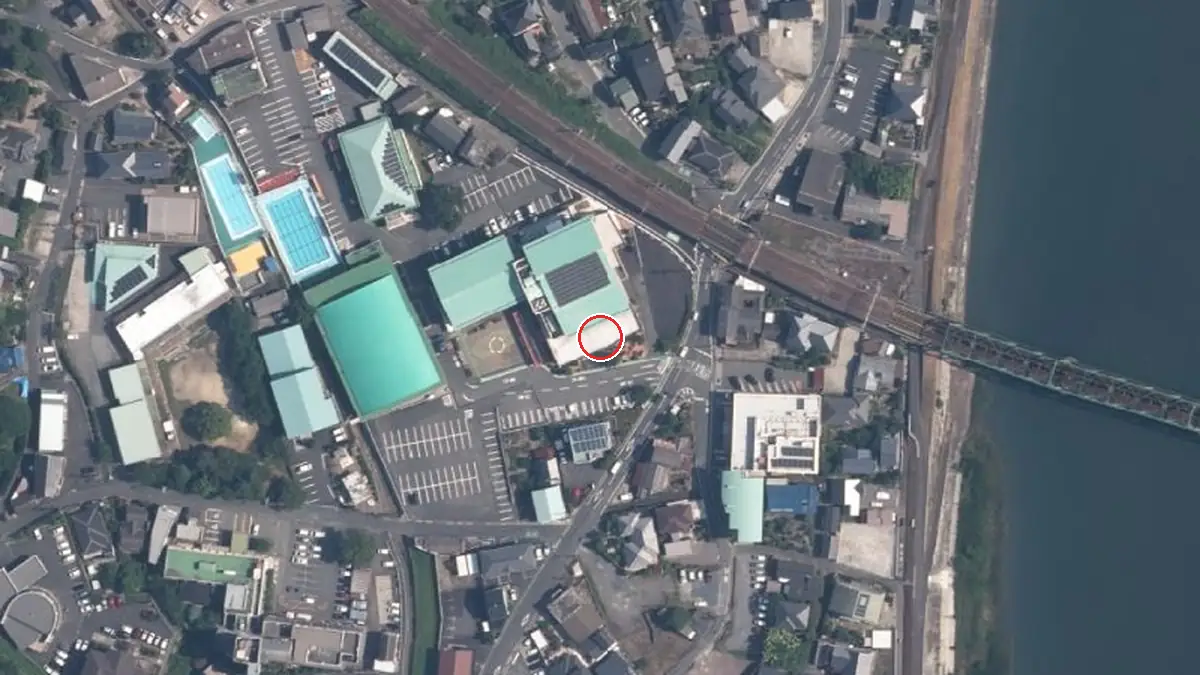 上空から見た吉富フォーユー会館（中心の赤い輪が会場の位置）
