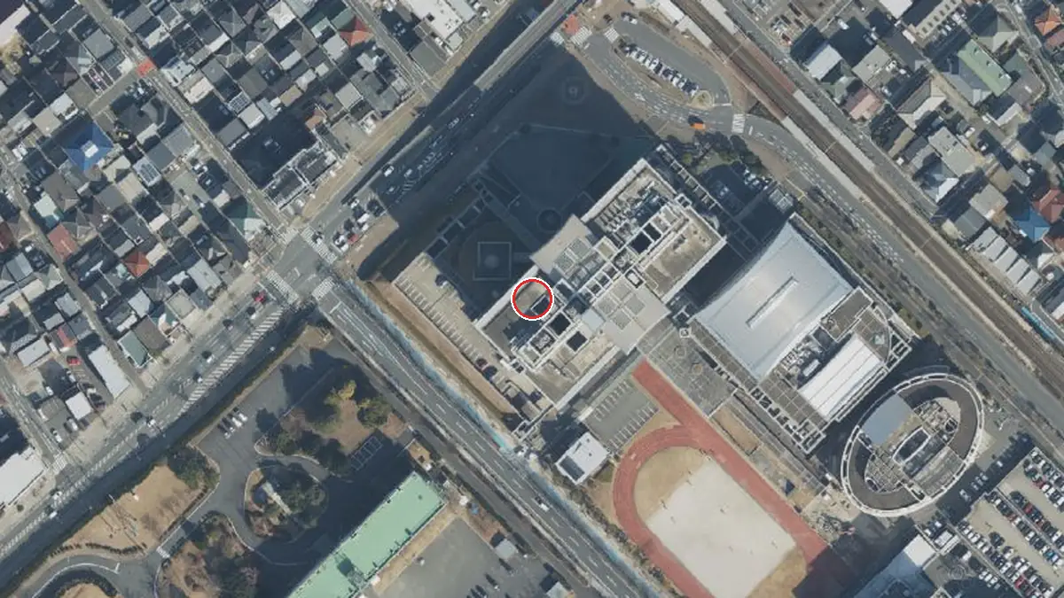 上空から見たクローバーホール（中心の赤い輪が会場の位置）