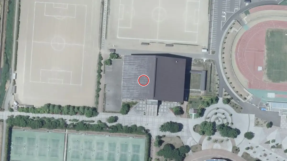 上空から見た会津若松市あいづ総合体育館（中心の赤い輪が会場の位置）