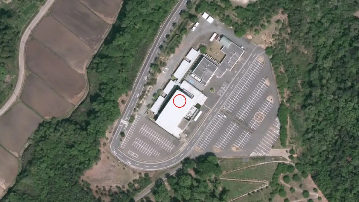 上空から見た鹿島生涯学習センター(さくらホール)（中心の赤い輪が会場の位置）