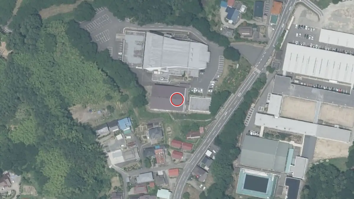 上空から見た二本松文化センター・二本松中央公民館（中心の赤い輪が会場の位置）