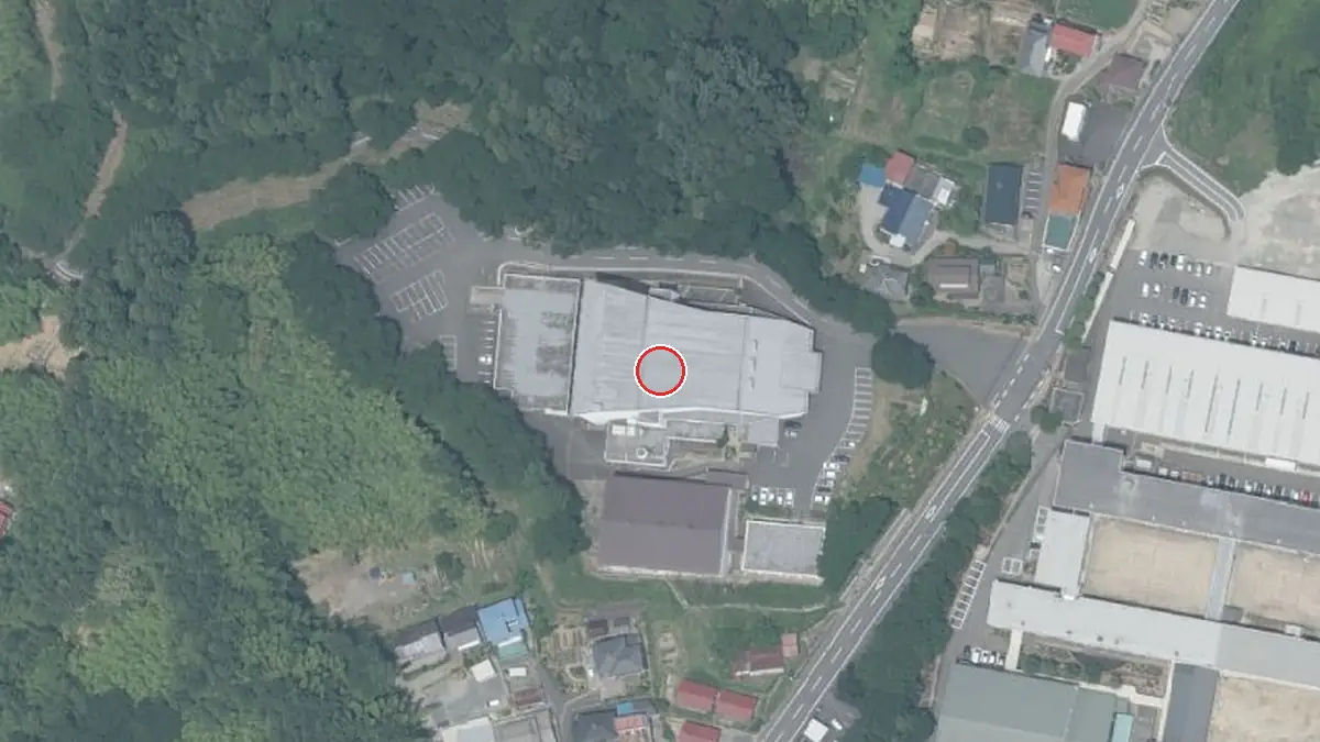上空から見た二本松市民会館（中心の赤い輪が会場の位置）