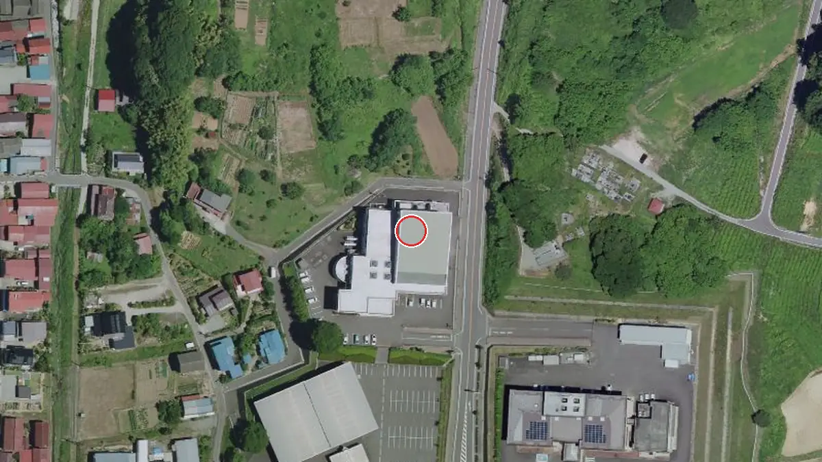 上空から見た二本松市東和文化センター（中心の赤い輪が会場の位置）