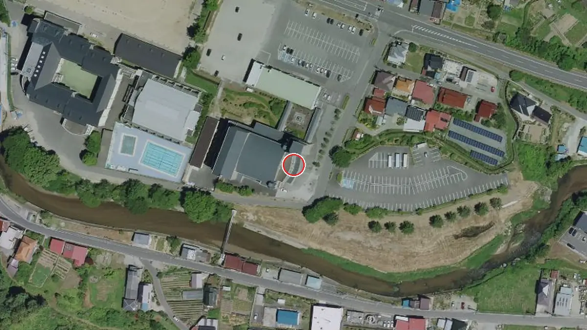 上空から見た田村市文化センター（中心の赤い輪が会場の位置）