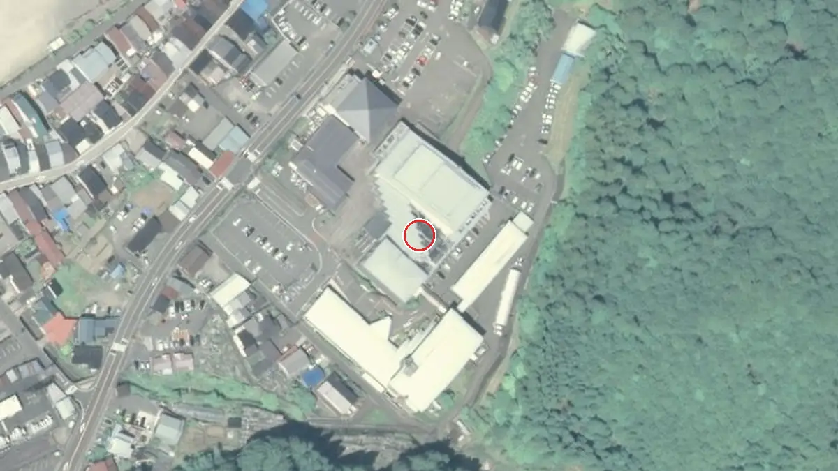 上空から見た郡上市総合文化センター（中心の赤い輪が会場の位置）