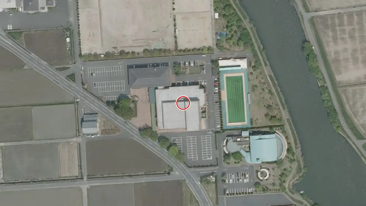 上空から見た海津市OCT文化センター（中心の赤い輪が会場の位置）