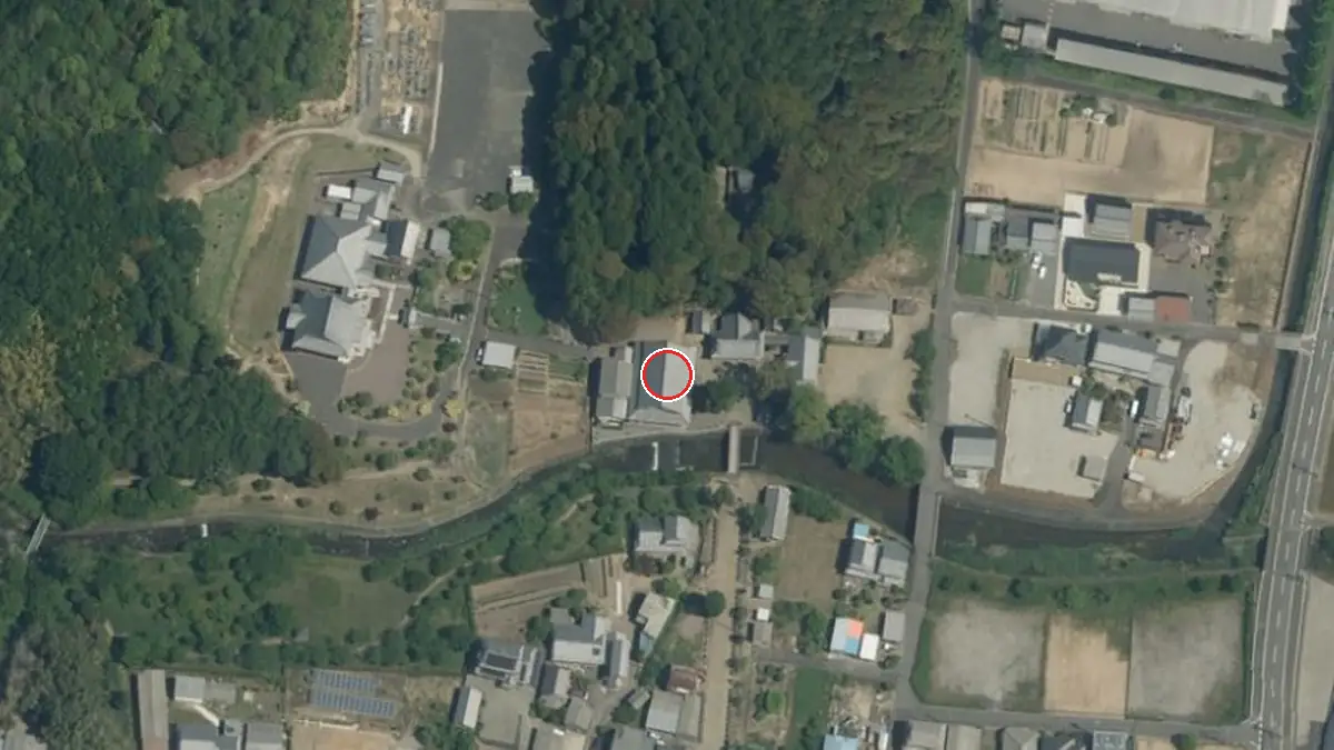 上空から見た村国座（中心の赤い輪が会場の位置）