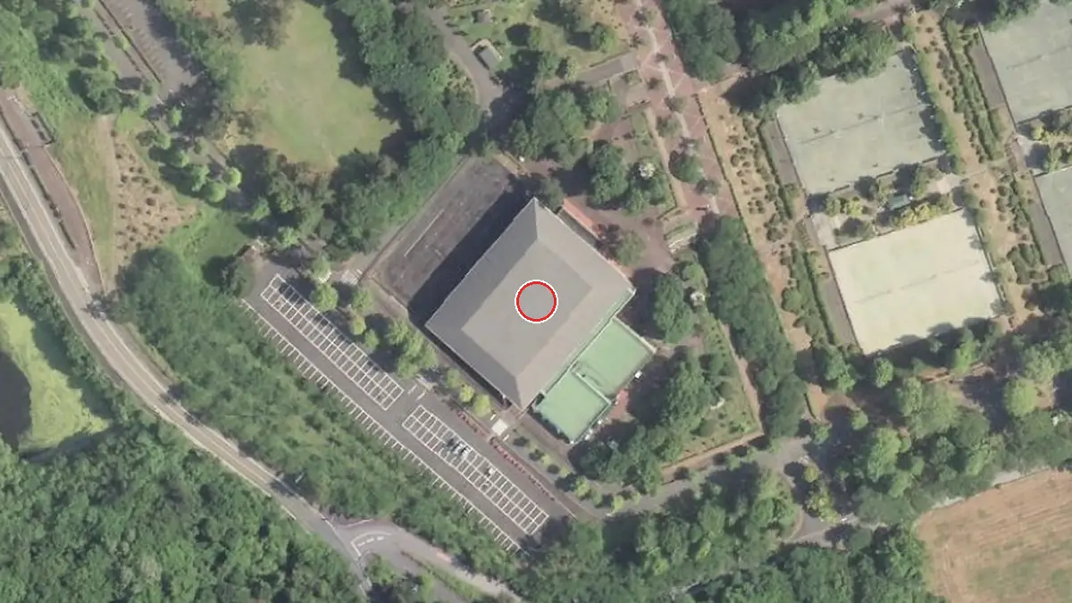 上空から見た渋川市総合公園体育館（中心の赤い輪が会場の位置）
