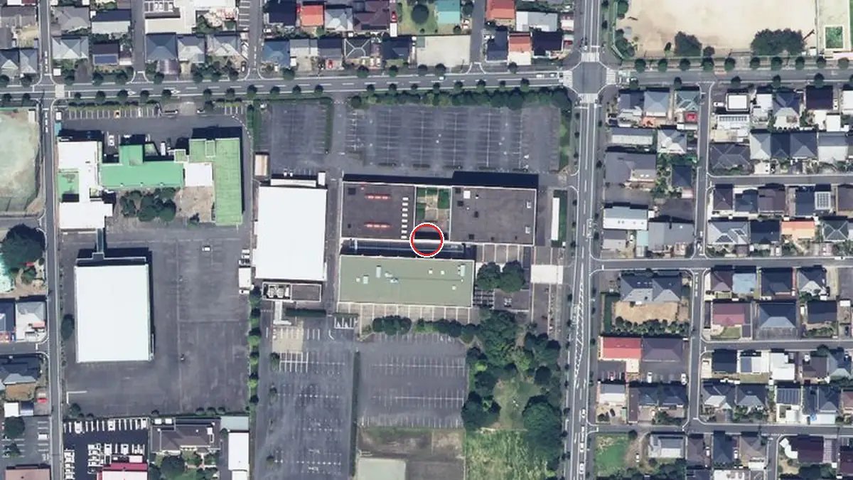 上空から見た群馬県生涯学習センター（中心の赤い輪が会場の位置）