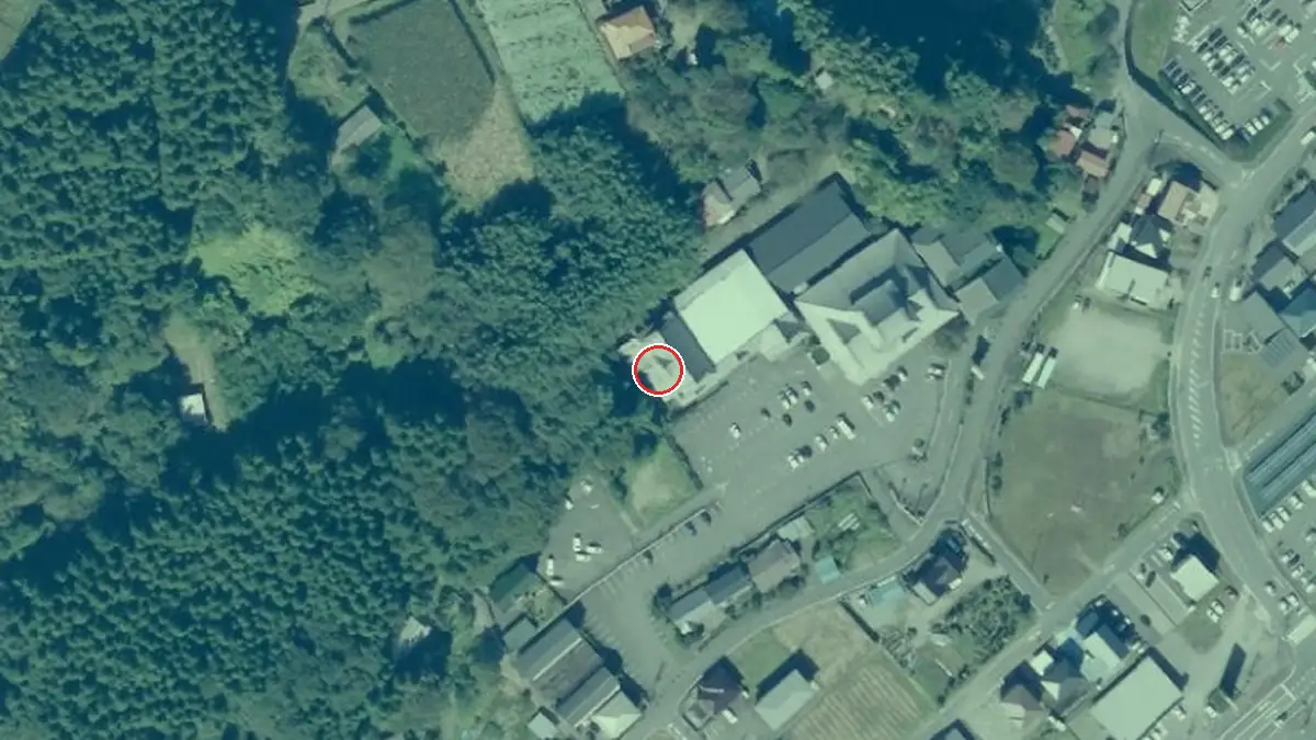 上空から見た東吾妻町コンベンションホール（中心の赤い輪が会場の位置）