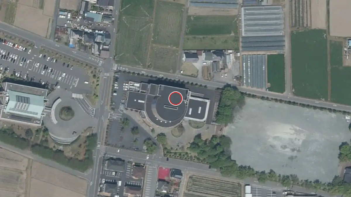 上空から見た日本キャンパックホール （明和町ふるさと産業文化館）（中心の赤い輪が会場の位置）