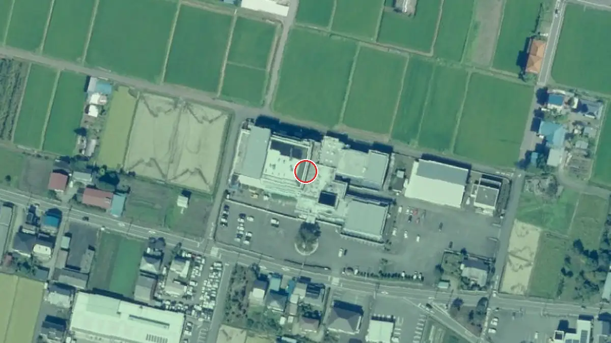 上空から見たバイテック文化ホール（中心の赤い輪が会場の位置）